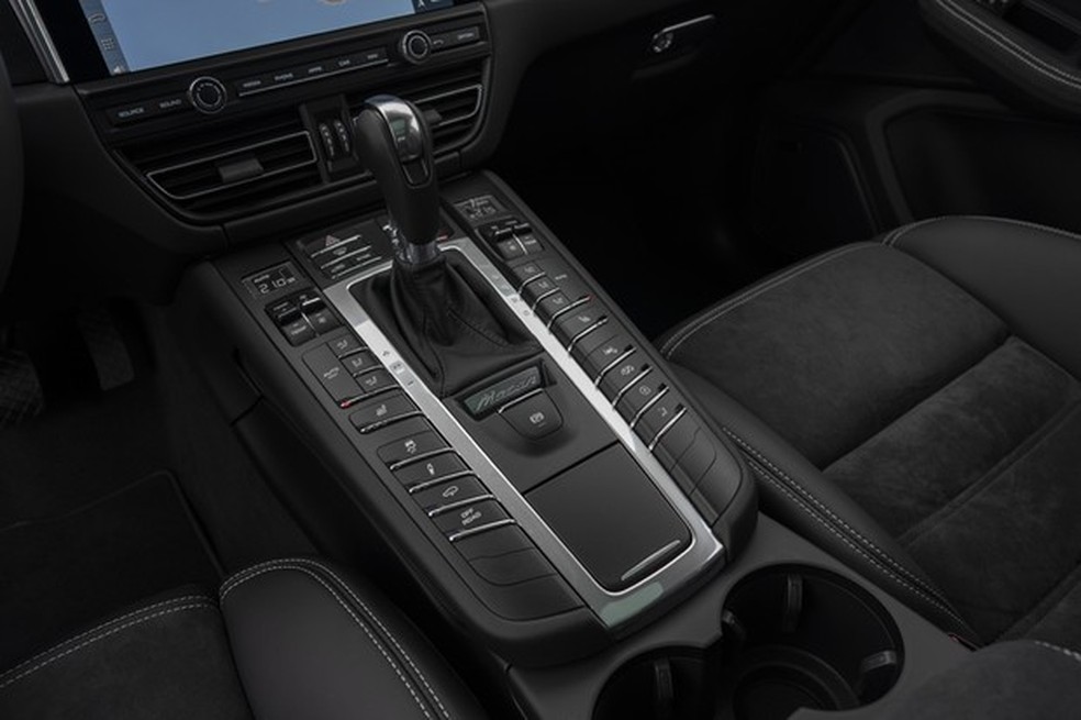 O câmbio PDK é referência, mas o console poderia ter menos botões (Foto: Divulgação) — Foto: Auto Esporte