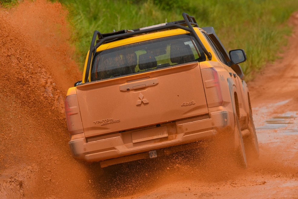 Nova Mitsubishi Triton Savana enfrentou muitos atoleiros  — Foto: Murilo Góes/Auto News Brasil