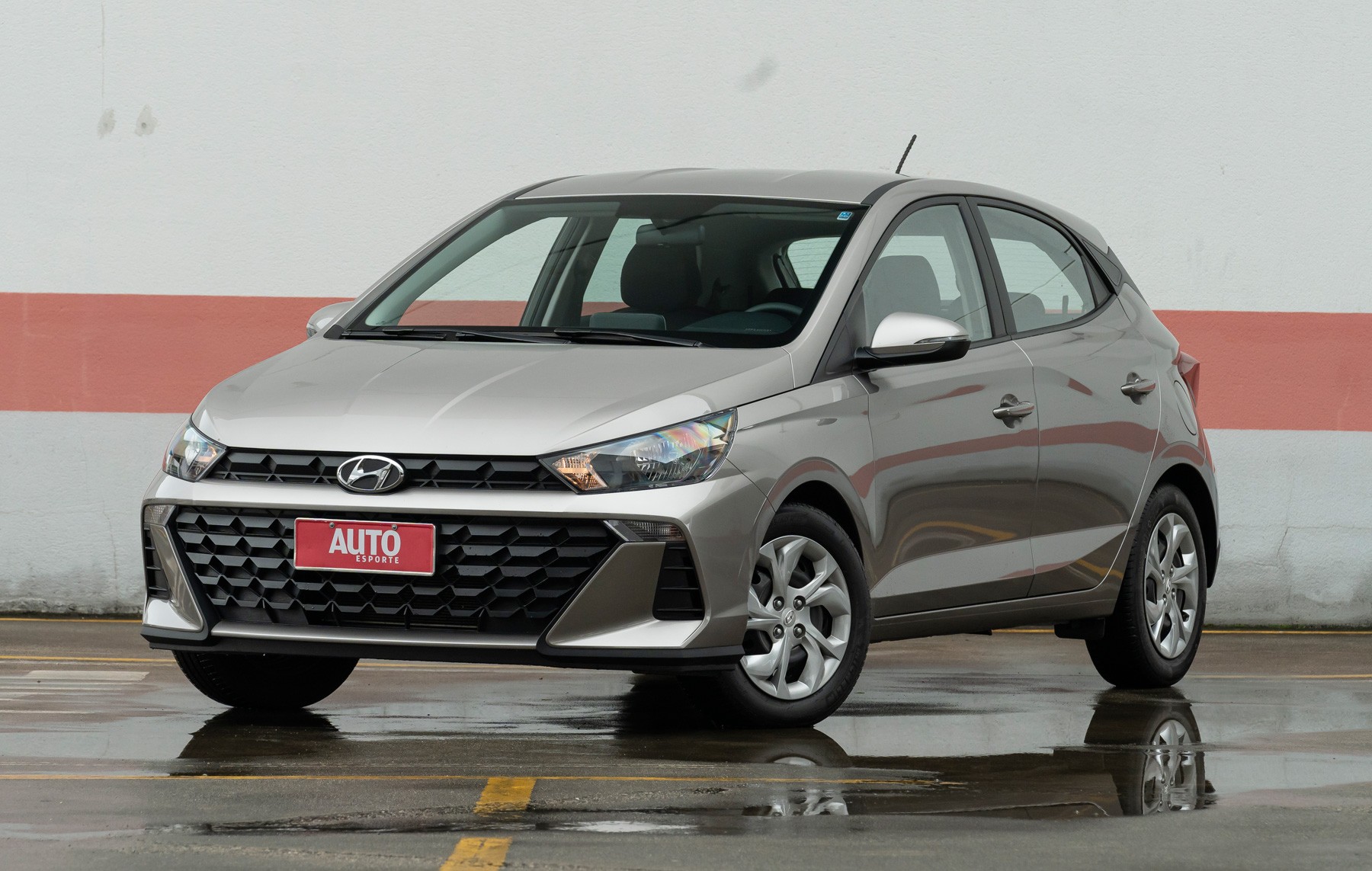 Hyundai HB20 básico é R$ 34 mil mais barato que a versão topo; comparamos