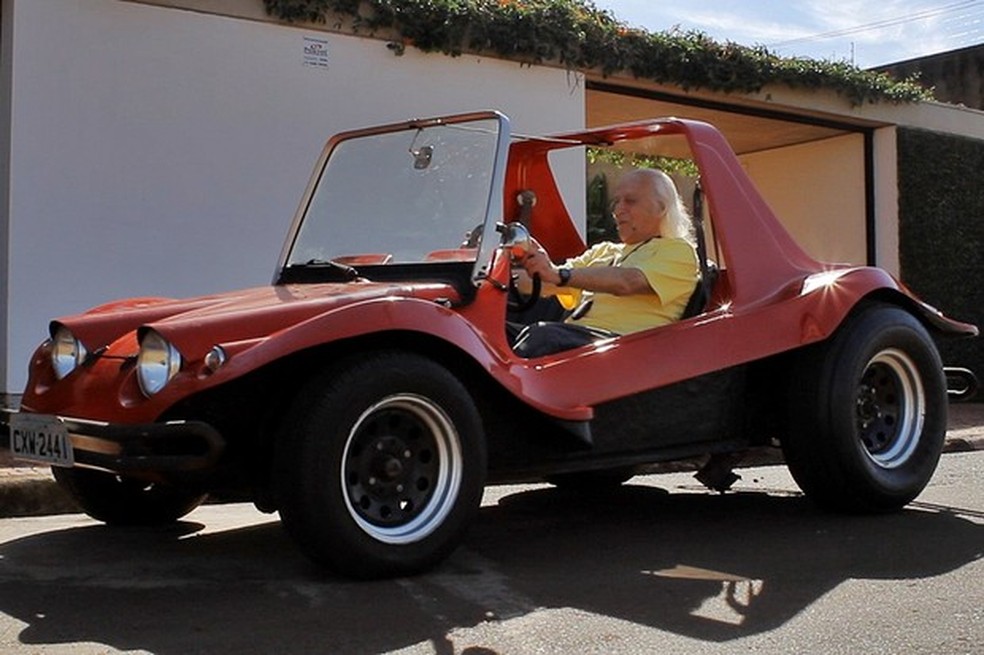Anísio ao volante de uma de suas crias, o jipe Kadron (Foto: Divulgação/Homem-Carro) — Foto: Auto Esporte