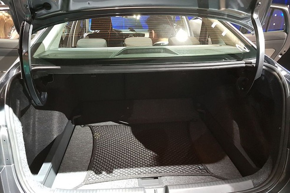 Novo Volkswagen Virtus tem 521 litros de porta-malas (Foto: Julio Cabral) — Foto: Auto Esporte
