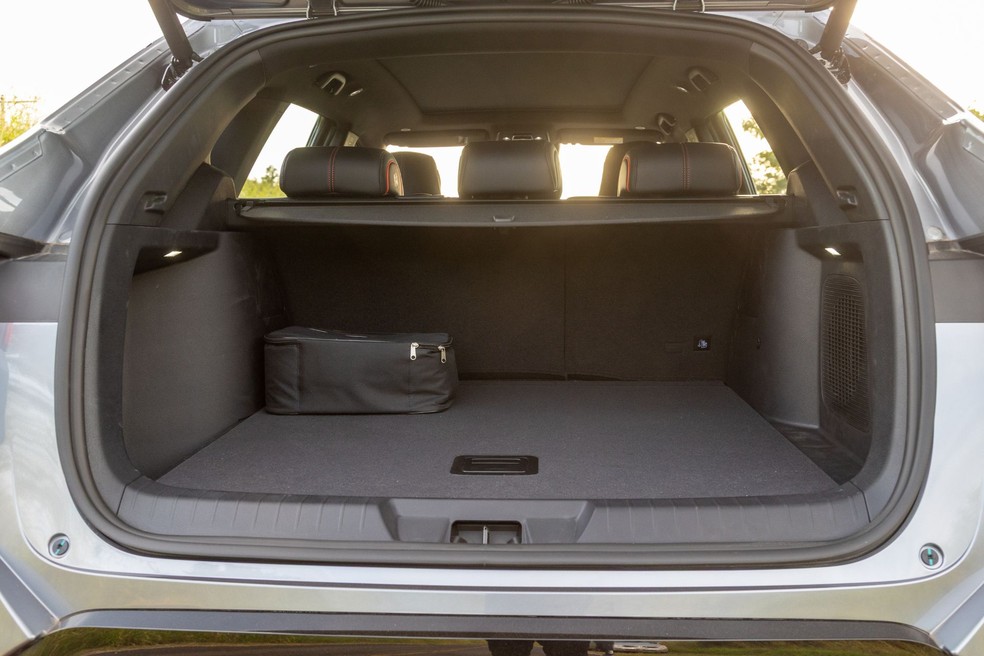 Porta-malas do BYD Song Plus reduziu em 22 litros; SUV médio não tem estepe, mas sim kit de reparo emergencial — Foto: Divulgação
