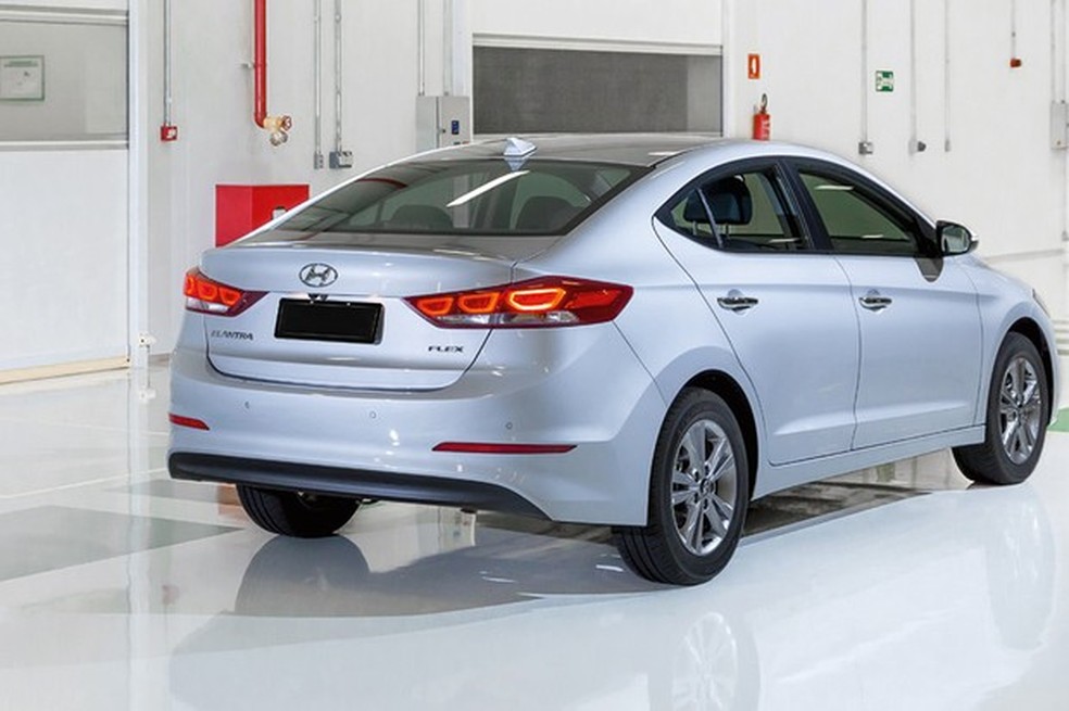 Visual do antigo Hyundai Elantra 2016 (Foto: Marcos Camargo) — Foto: Auto Esporte