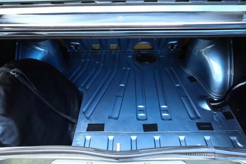 Porta-malas do Voyage tem até estepe coberto por capa (Foto: Reprodução) — Foto: Auto Esporte