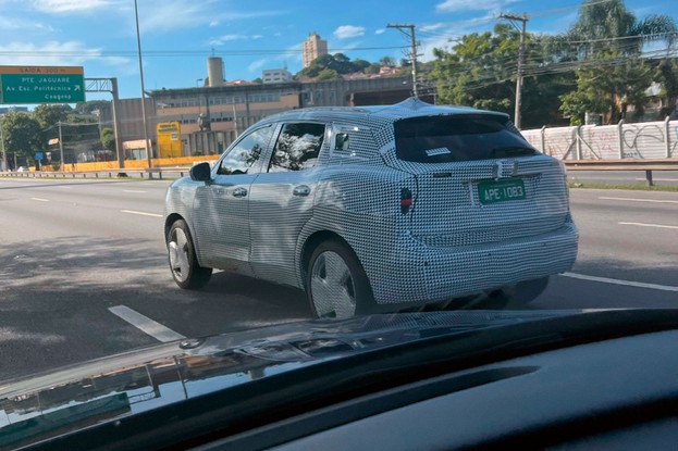 Nissan Kicks 2025 flagrado durante testes em São Paulo