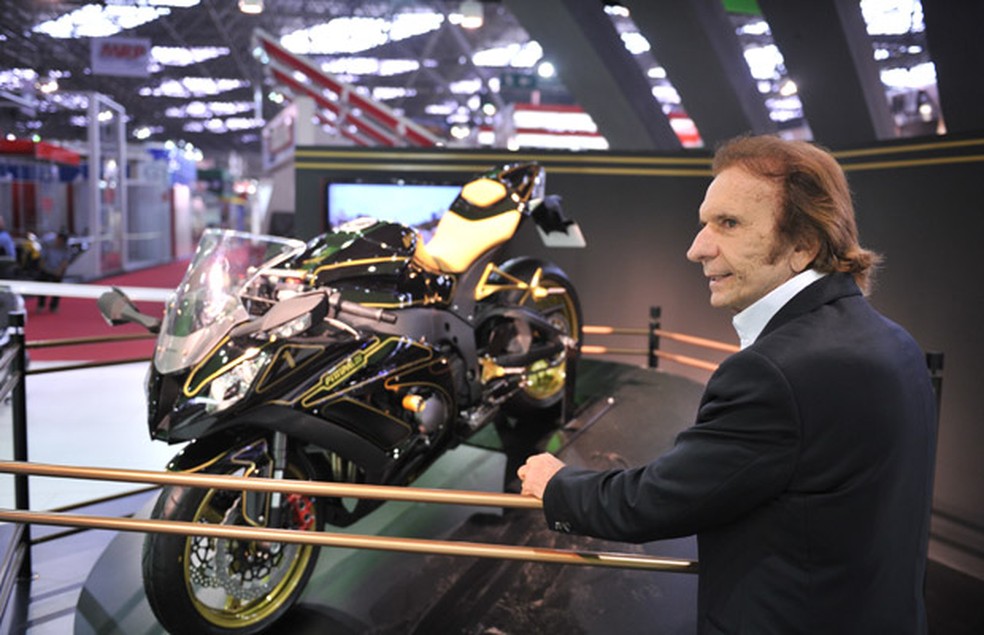 Emerson Fittipaldi, em 2011, ao lado da moto inspirada na Lotus com que foi campeão da F-1  — Foto: Raul Zito / G1