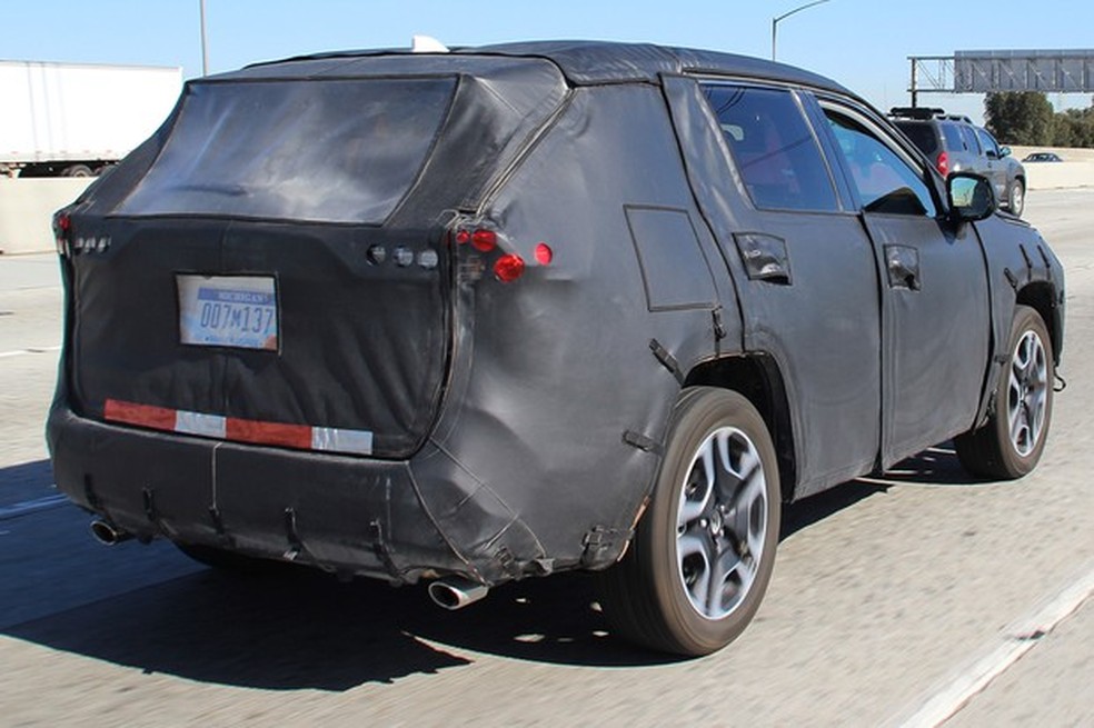Novo Toyota RAV4 é flagrado em testes (Foto: Automedia) — Foto: Auto Esporte