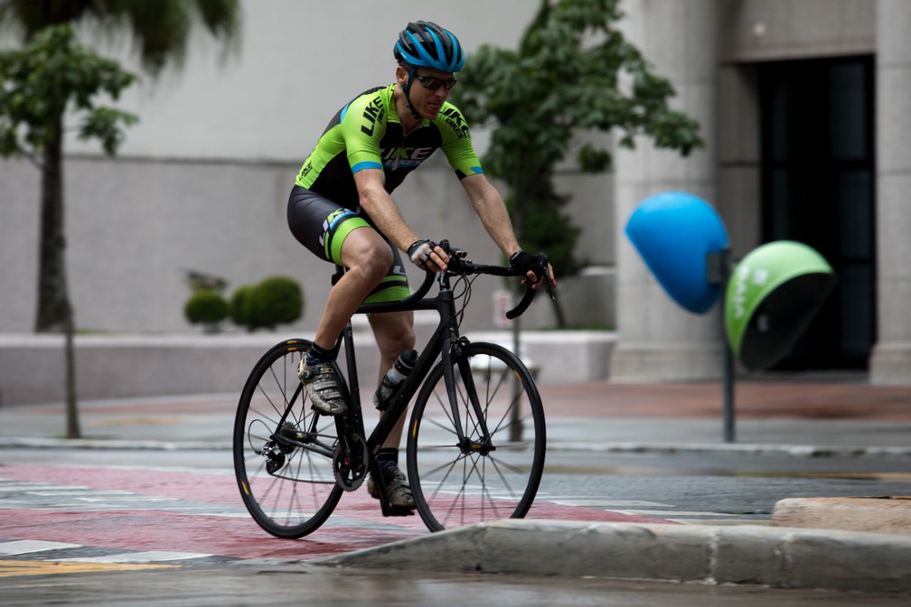Um ciclista pedala pela ciclovia da avenida Luis Carlos Berrini, na zona sul de São Paulo — Foto: Marcelo Brandt/G1