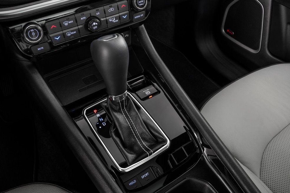Jeep Compass Longitude 2026 tem console central elevado e comandos de fácil acesso — Foto: Divulgação