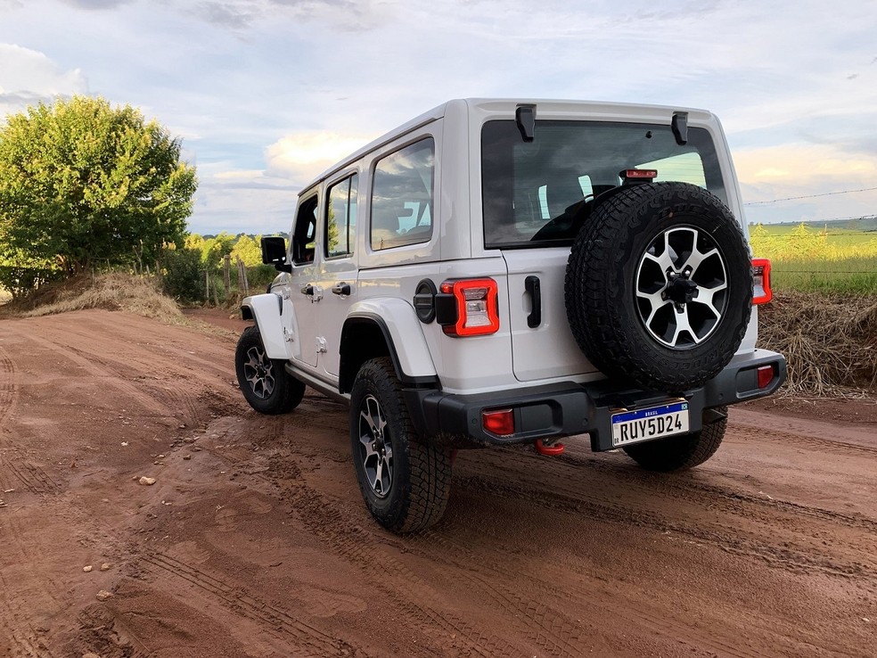 Quando o 4x4 não está acionado, a tração é traseira — Foto: Ulisses Cavalcante