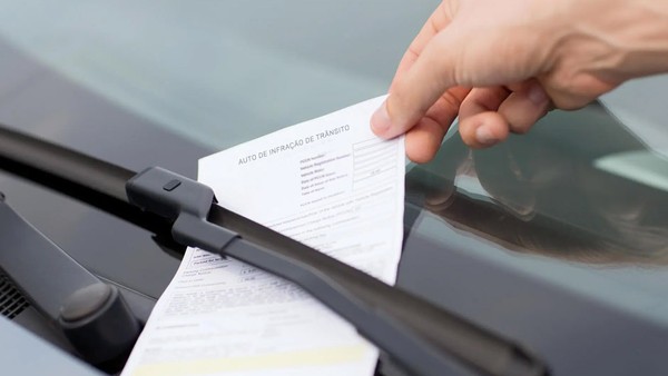 Motoristas podem ser multados por estacionar carro na frente da prpria garagem  Foto: Divulgao