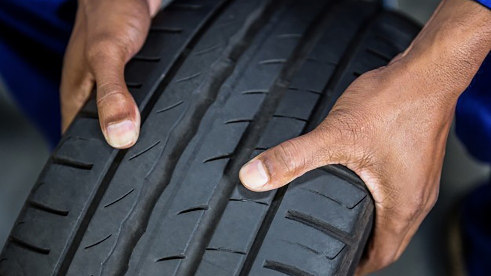 Os sulcos dos pneus ajudam a escoar a água e manter a borracha em contato com o asfalto molhado — Foto: Freepik