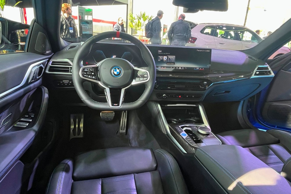 BMW i4 recebeu leves retoques na cabine  — Foto: Marcus Celestino/Auto News Brasil
