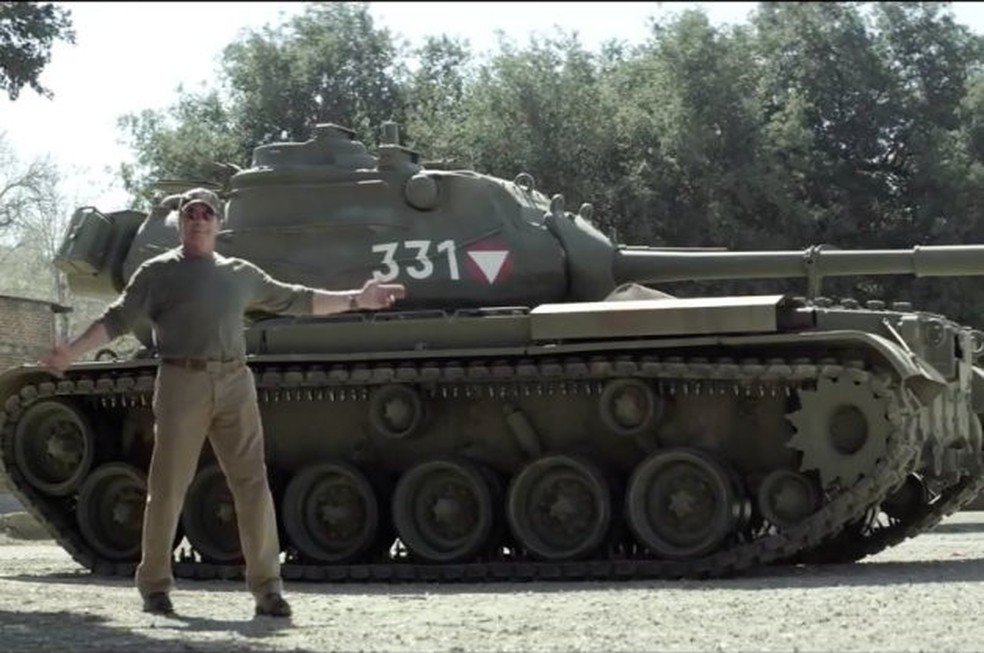 Schwarzenegger convida fãs para andar de tanque (Foto: Reprodução) — Foto: Auto Esporte