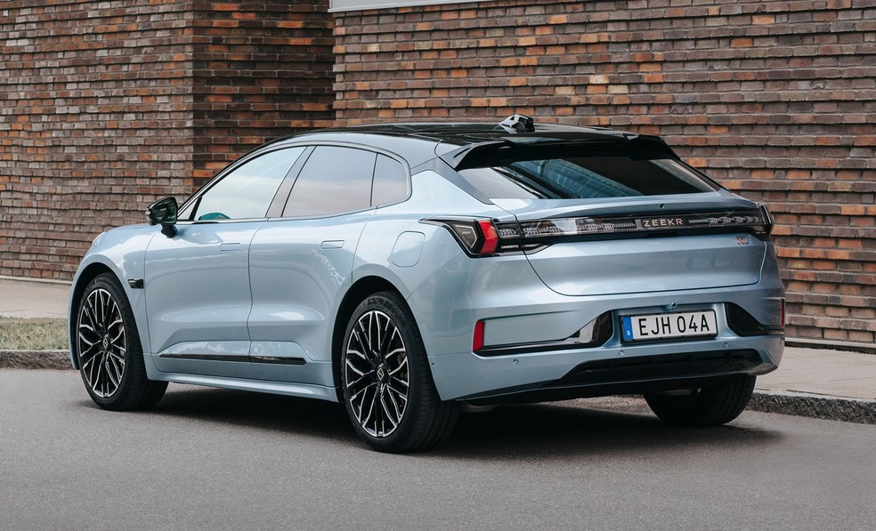 Zeekr 001 tem porte (e desempenho) comparáveis aos de um Porsche Taycan — Foto: Divulgação