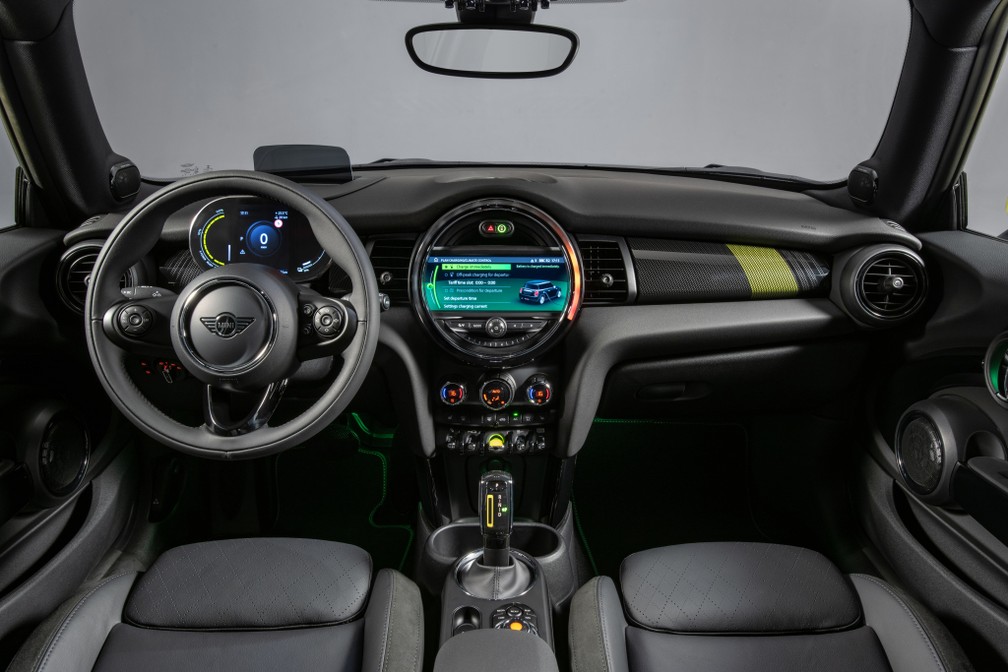 Interior do Cooper elétrico tem detalhes amarelos e mostradores digitais — Foto: Divulgação/Mini