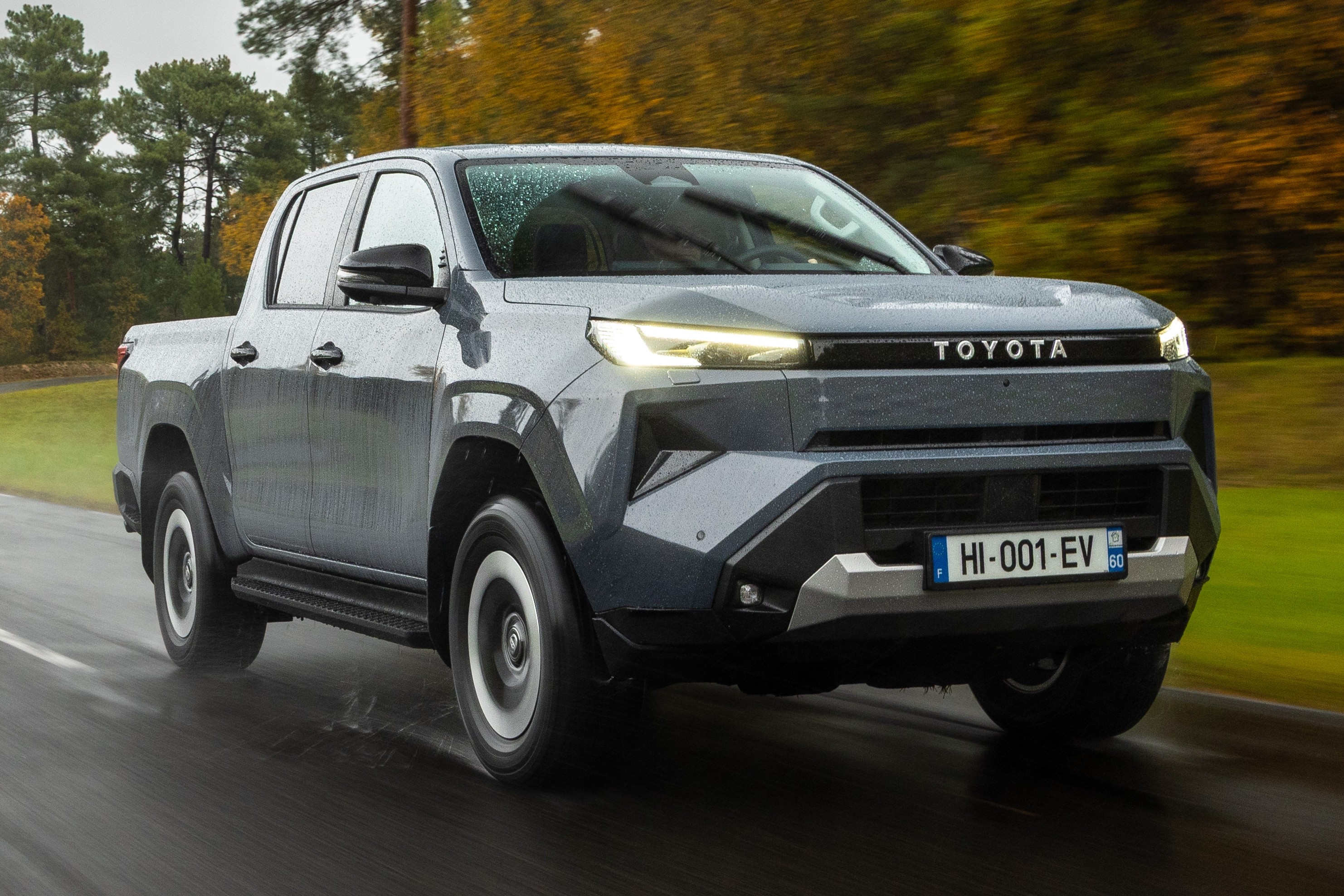 Toyota Hilux pode ter versão híbrida plug-in contra BYD Shark e Ford Ranger