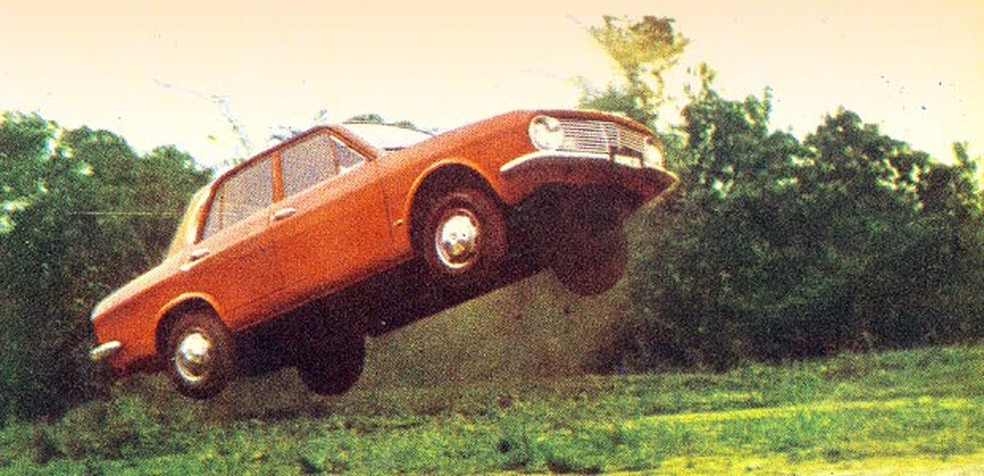 Ford Corcel durante teste da revista Auto News Brasil de 1968 (Foto: Auto News Brasil) — Foto: Auto Esporte