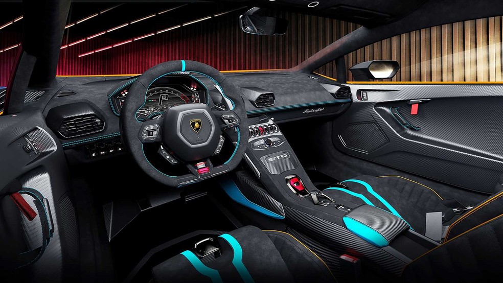 Interior do Lamborghini Huracán STO é completamente revestido de Alcantara e com muita fibra de carbono — Foto: Divulgação 