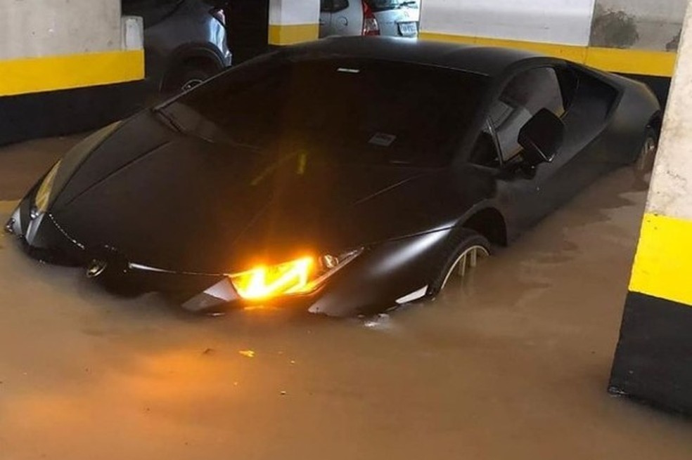 Lamborghini Huracán ficou debaixo d'água depois das fortes chuvas em São Paulo em 2020 — Foto: Reprodução