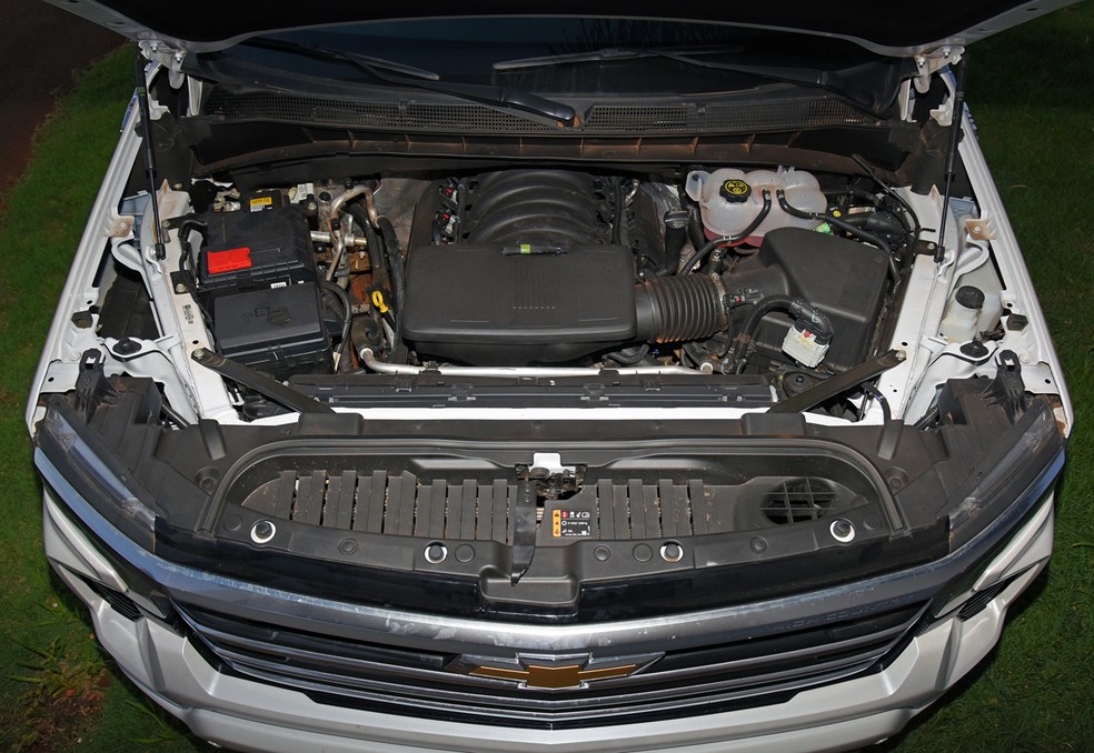Motor V8 da Chevrolet Silverado é o menos potente do trio de caminhonetes grandes — Foto: Murilo Góes/Autoesporte