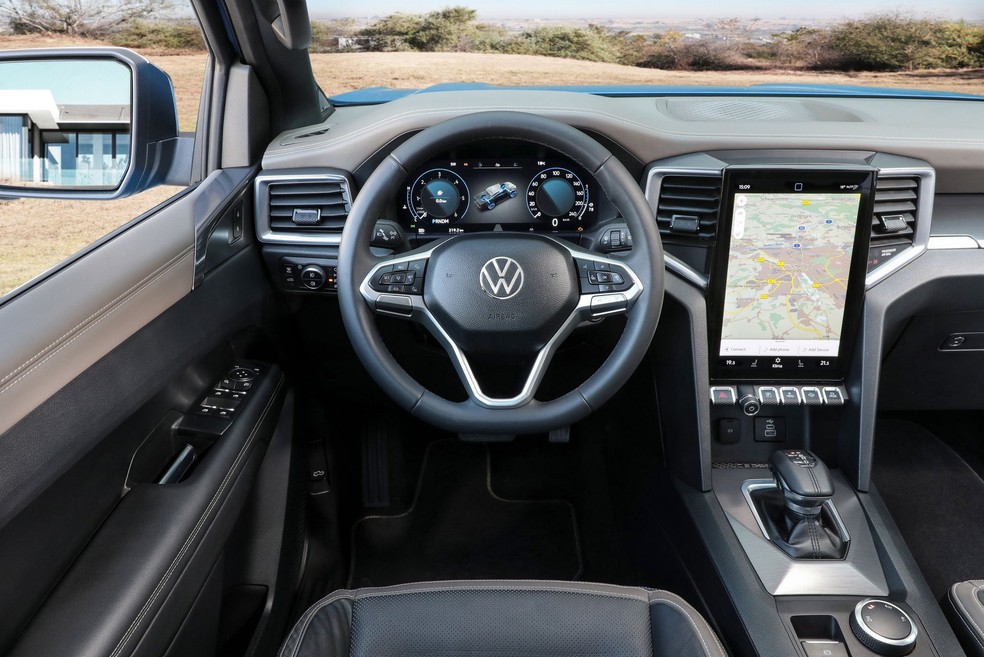 Multimídia vertical e alavanca de Ranger caracterizam o interior da Amarok de segunda geração — Foto: Divulgação