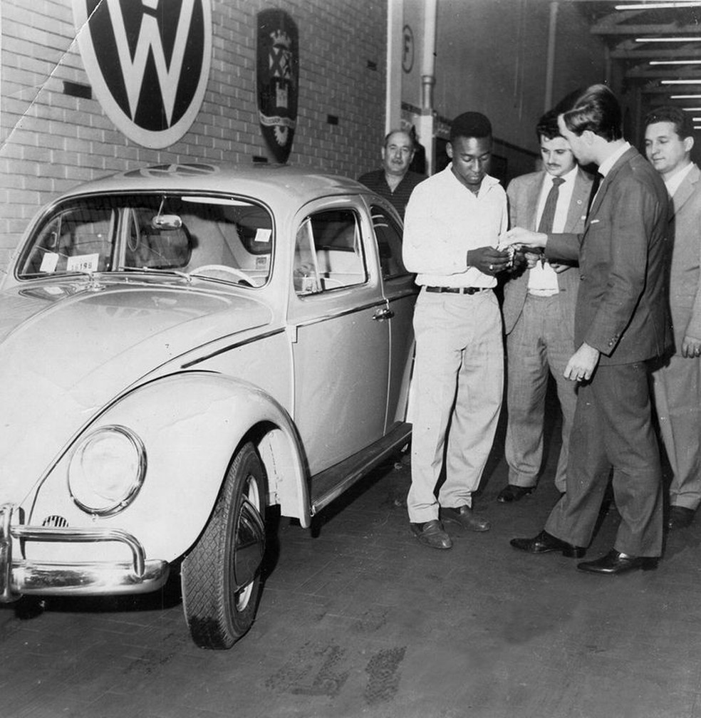 O primeiro carro de Pelé foi um Volkswagen Fusca  — Foto: Acervo Pelé