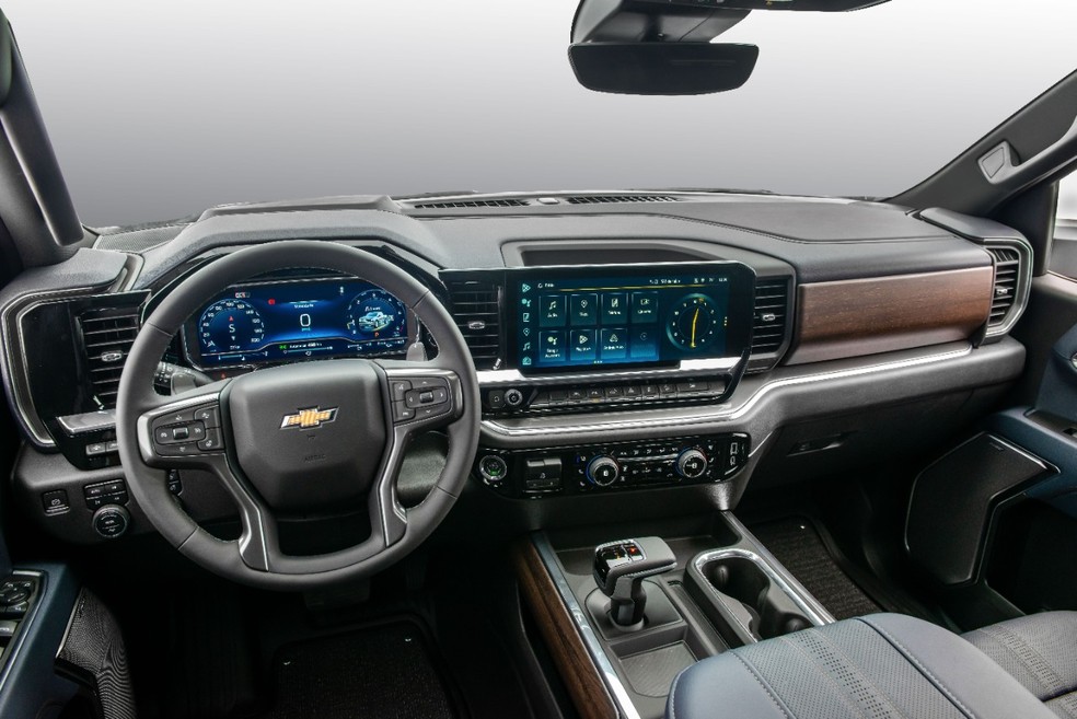 Chevrolet Silverado tem cabine com acabamento em couro, madeira e alumínio — Foto: Divulgação