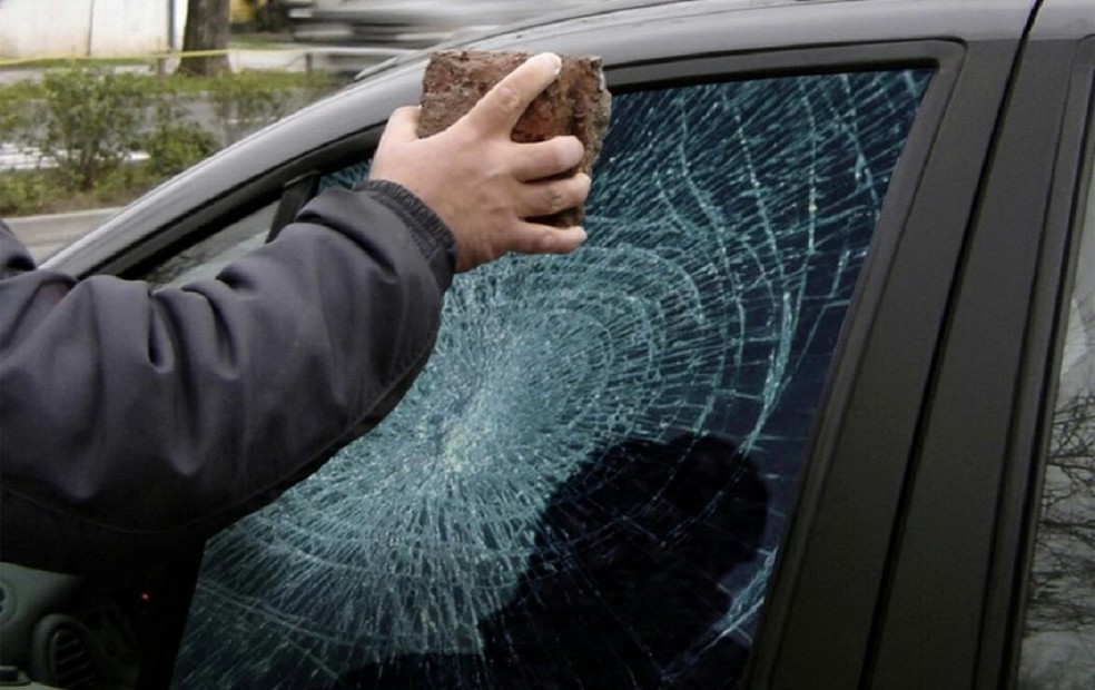 Película antivandalismo impede o estilhaçamento do vidro do carro — Foto: Reprodução