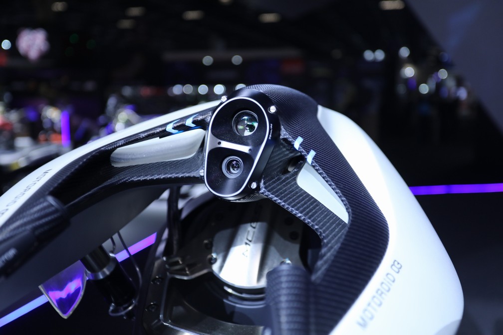 Motoroid, moto futurista da Yamaha, conta com um sistema de câmeras para reconhecimento dos comandos. — Foto: Fabio Tito/G1