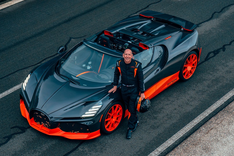 O piloto Andy Wallace ao lado do Bugatti W16 Mistral World Record Car — Foto: Divulgação