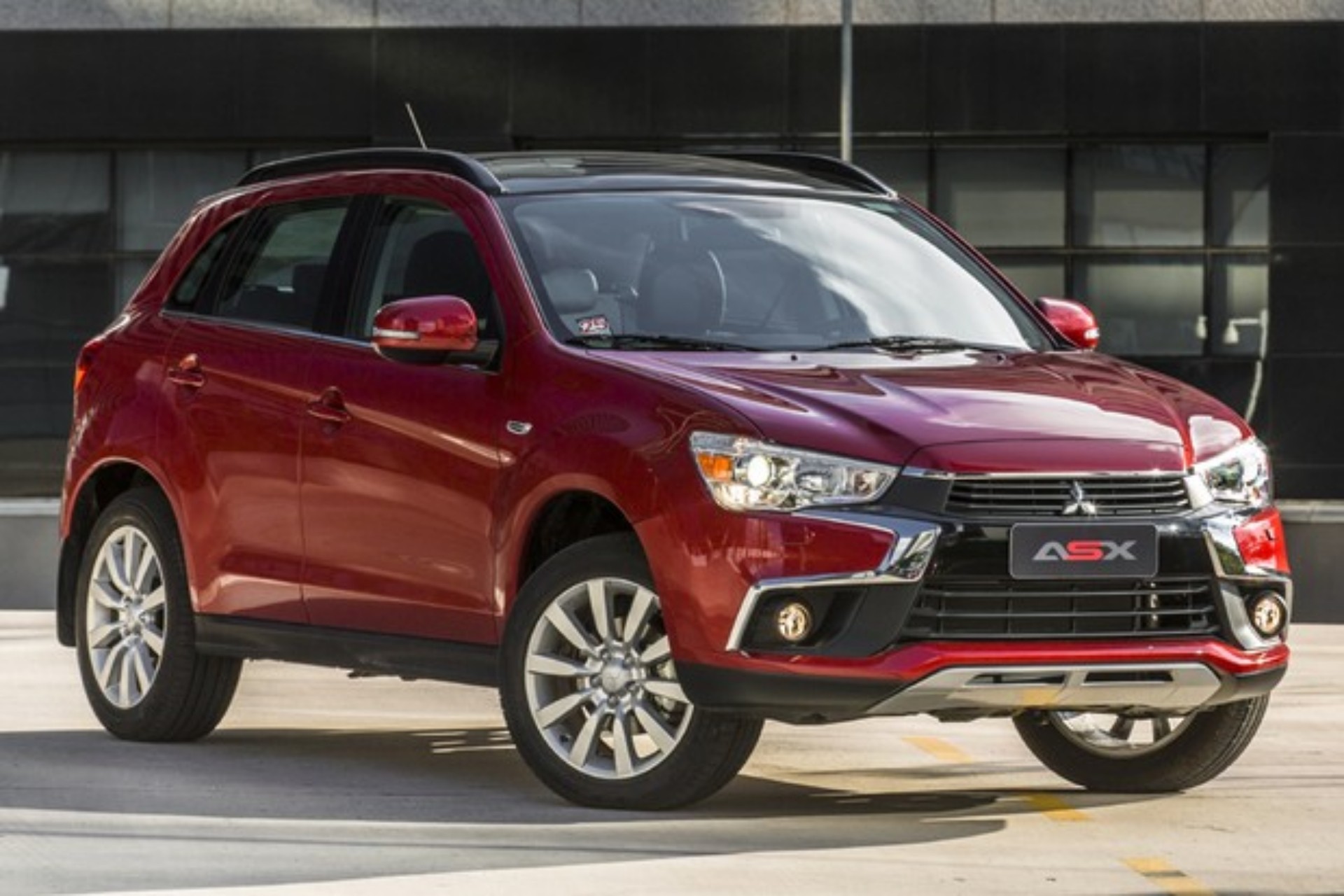 Imagem de um Mitsubishi ASX de 2012 em uma estrada urbana