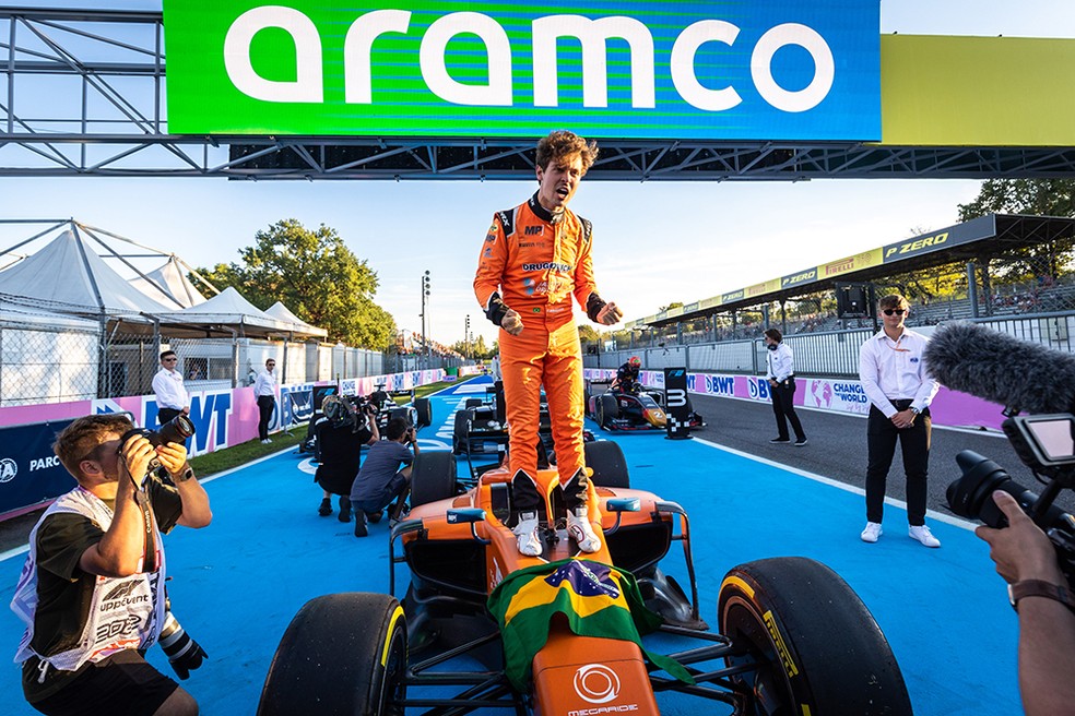Felipe Drugovich é o primeiro piloto brasileiro a ser campeão da Fórmula 2 — Foto: Dutch Photo Agency