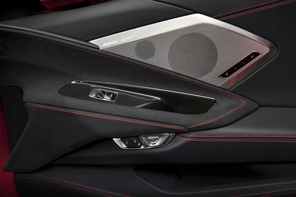 Acabamento está mais luxuoso e traz peças de fibra de carbono (Foto: Divulgação) — Foto: Auto Esporte