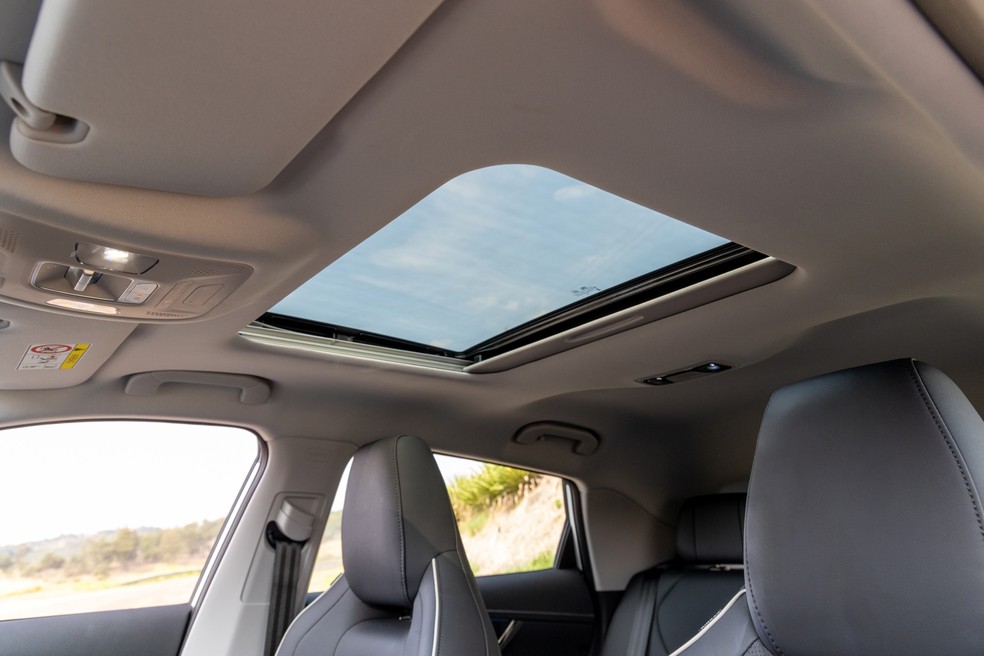 Omoda 5 HEV Prestige tem teto solar de série  — Foto: Renato Durães/Auto News Brasil