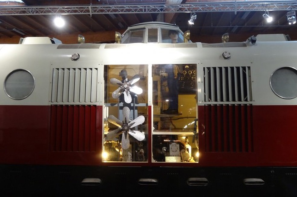 O condutor do WR Bugatti ficava bem ao centro, acima dos motores (Foto: Hugh Llewelyn/Wikimedia) — Foto: Auto Esporte