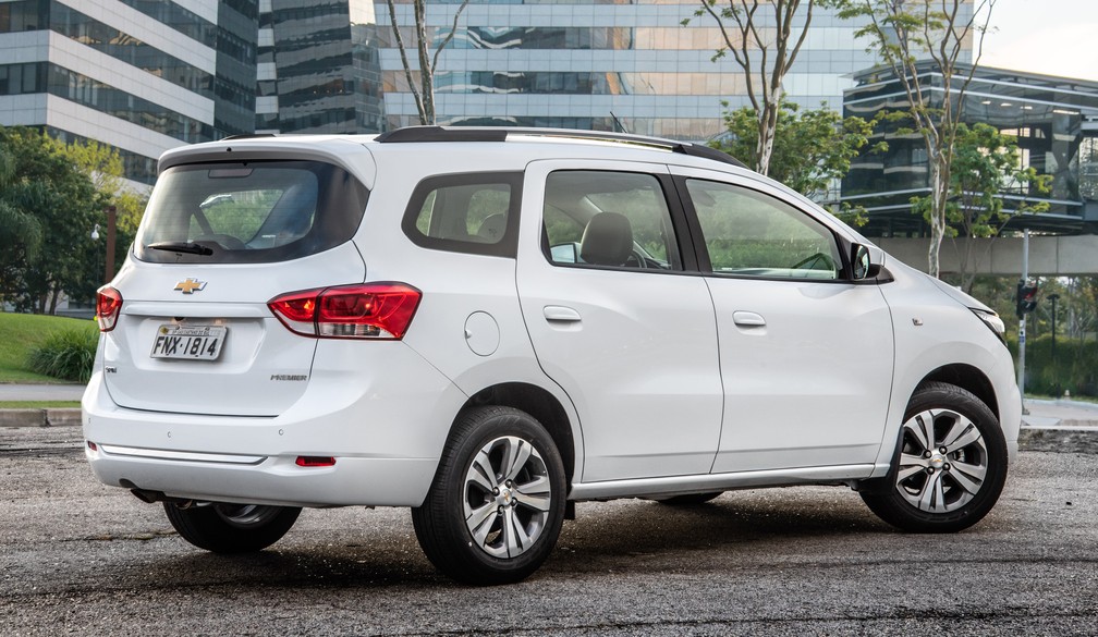 Identificação da versão Premier está no canto direito da tampa do porta-malas — Foto: Divulgação/Chevrolet