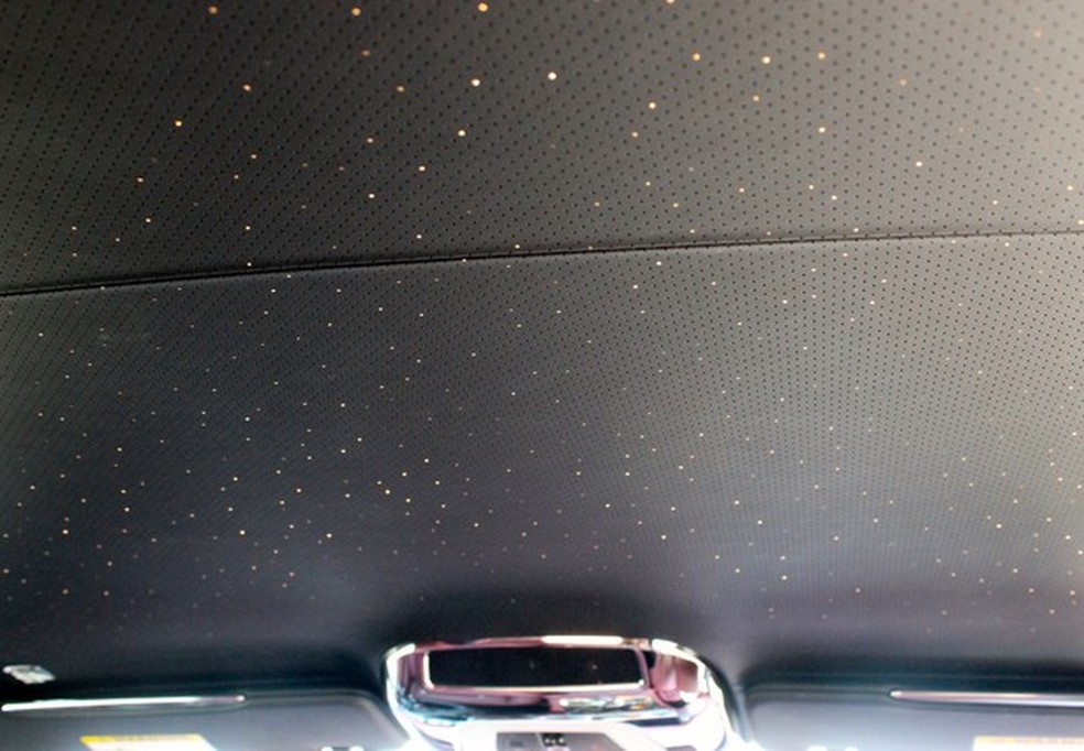 Teto "estrelado" por leds flerta com o mau gosto, mas impressiona visualmente (Foto: Sérgio Oliveira/Auto News Brasil) — Foto: Auto Esporte