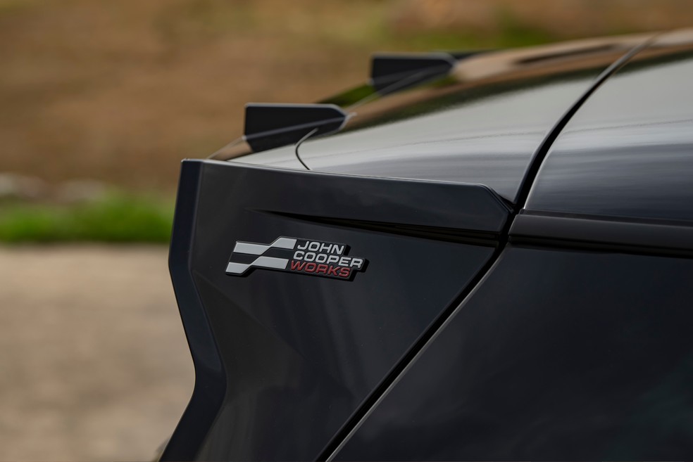 Aerofólio traseiro preto é adição esportiva na linha John Cooper Works  — Foto: Divulgação