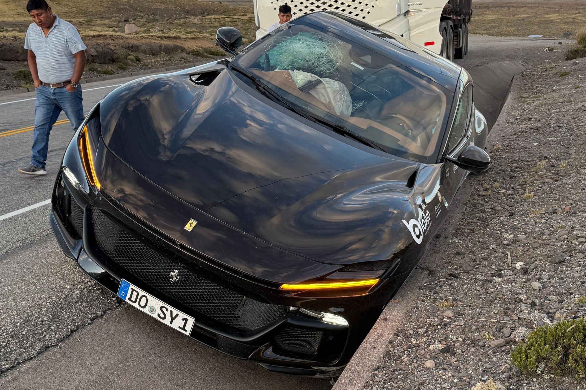 Ferrari de R$ 7 milhões que cruza as Américas sofre acidente no Peru; veja