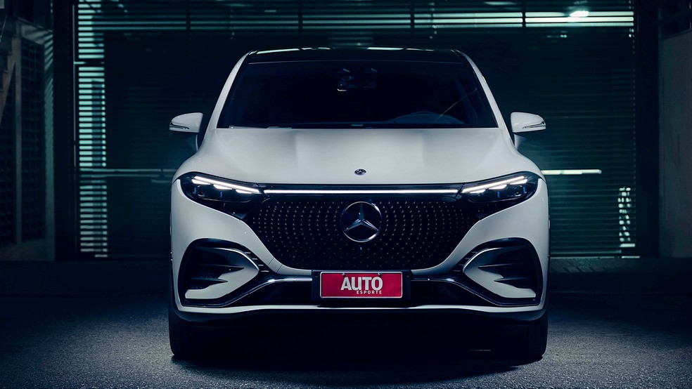 Mercedes-benz EQS SUV tem luzes interligadas, tanto na dianteira, quanto na traseira — Foto: Fabio Aro/Auto News Brasil