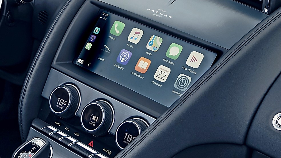 Multimídia: 10 Polegadas, sensível ao toque. A tela multimídia é compatível com Apple CarPlay ou Android Auto, mas só por cabo. Há duas entradas USB e não tem carregamento de celular por indução. O sistema de som é Meridian e o painel de instrumentos de 12,3'' é digital e configurável. — Foto: Divulgação