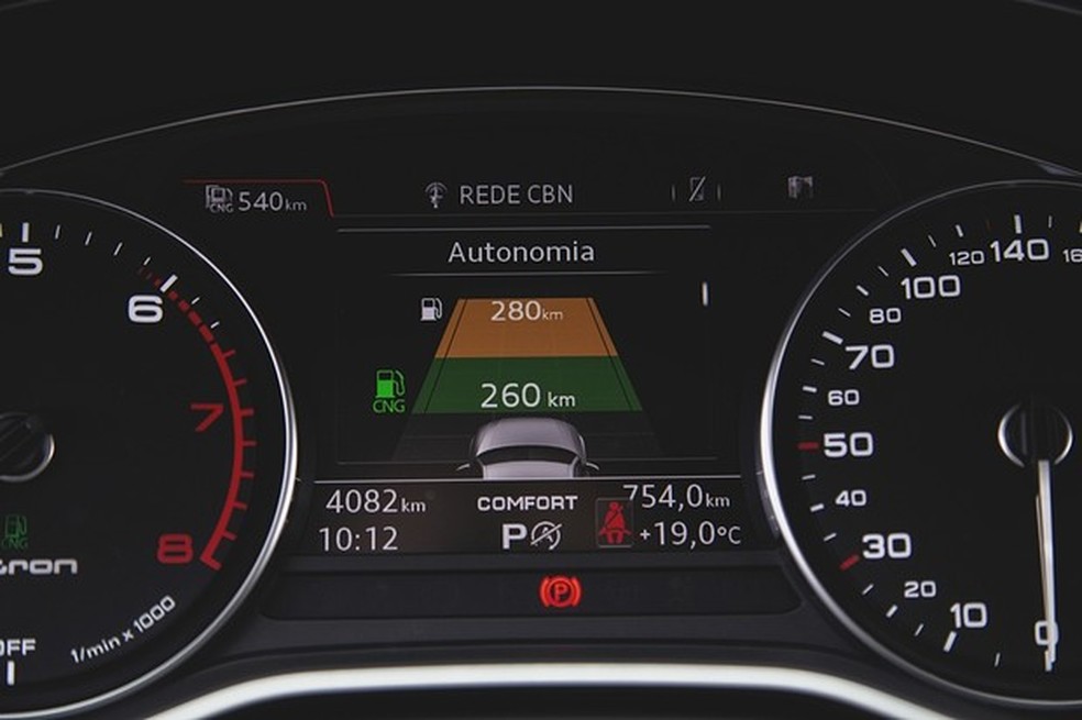 Tela nos instrumentos mostra autonomia combinada (Foto: Fabio Aro/Auto News Brasil) — Foto: Auto Esporte