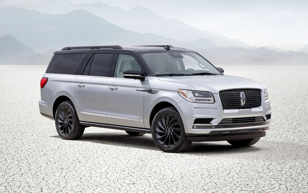Lincoln Navigator é o carro que Johnny Depp só anda como passageiro — Foto: Divulgação