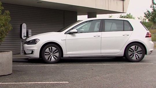 Vídeo: Volkswagen testa Golf elétrico que se estaciona e recarrega sem o motorista
