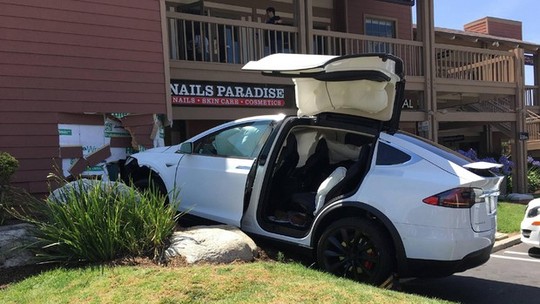 Dono culpa sistema de direção do Tesla Model X por batida