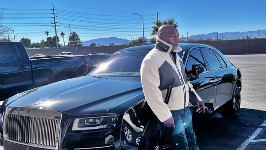 Mike Tyson posa com Rolls-Royce "popular" de mais de R$ 2 milhões