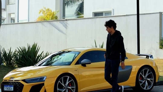 Gabriel Bortoleto curte férias da F1 no Brasil com Audi R8