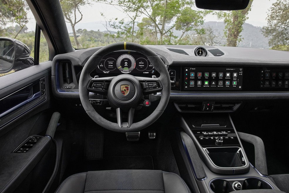 Interior do Porsche Cayenne Turbo E-hybrid 2024 também tem estilo do elétrico Taycan — Foto: Divulgação