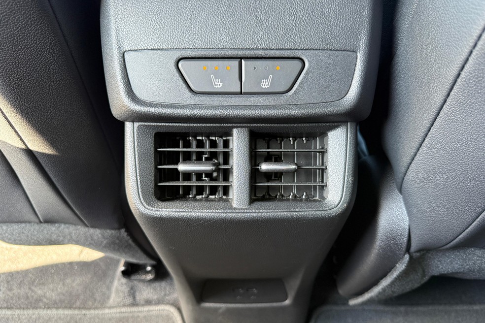 Aquecimento e saída de ventilação no banco traseiro do Chevrolet Equinox  — Foto: André Paixão/Auto News Brasil